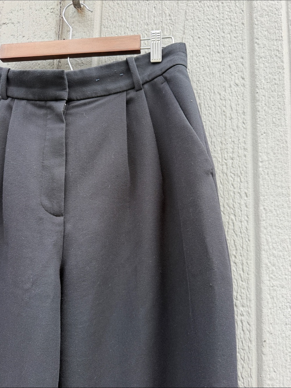 Abercrombie & Fitch Classic Black Pleated Wide-Leg Trousers Size: 30 - Picture 3 of 7